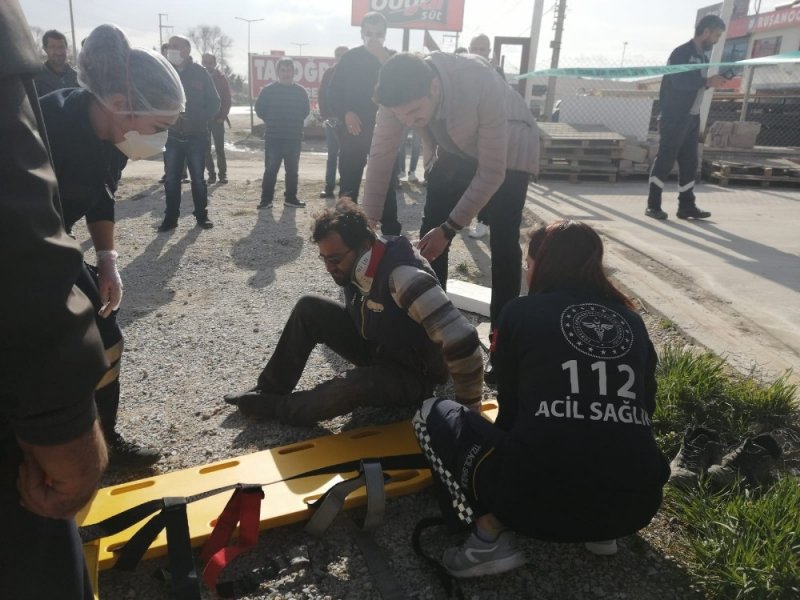 İşçilerin Taşıdığı Demir, Elektrik Tellerine Temas Etti: 3 Yaralı