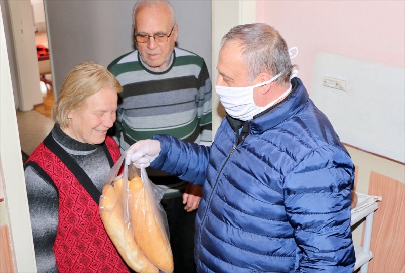 Muhtar İle İmamdan Evindeki Yaşlılara Destek Hizmeti
