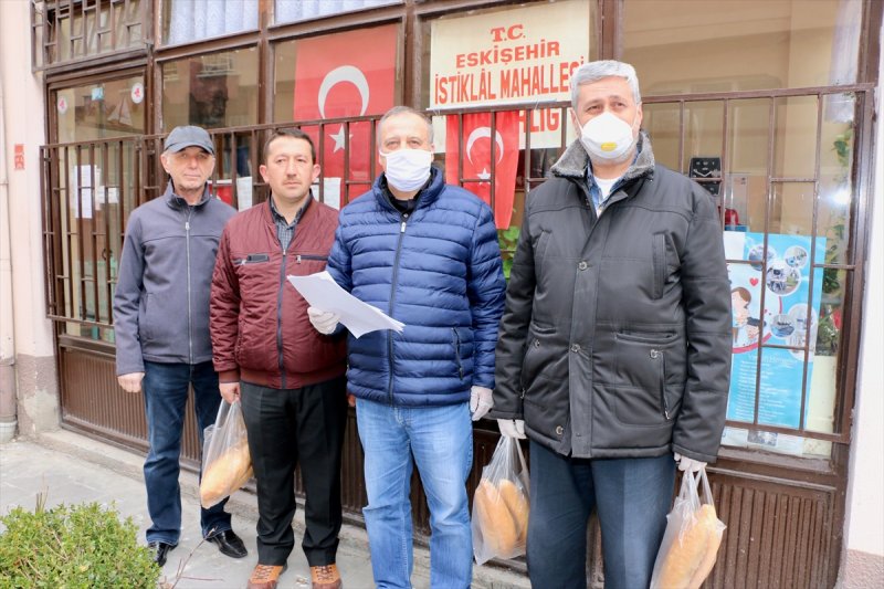 Muhtar İle İmamdan Evindeki Yaşlılara Destek Hizmeti