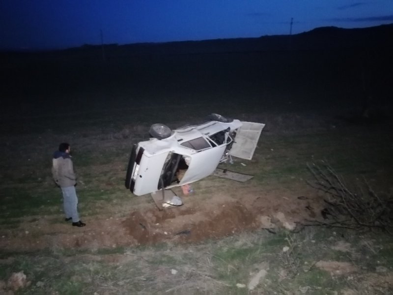 Aksaray’da Otomobil Tarlaya Uçtu: 1’i Çocuk 4 Yaralı