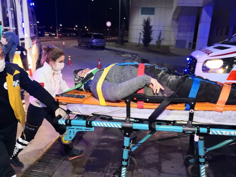 Aksaray’da Otomobil Tarlaya Uçtu: 1’i Çocuk 4 Yaralı