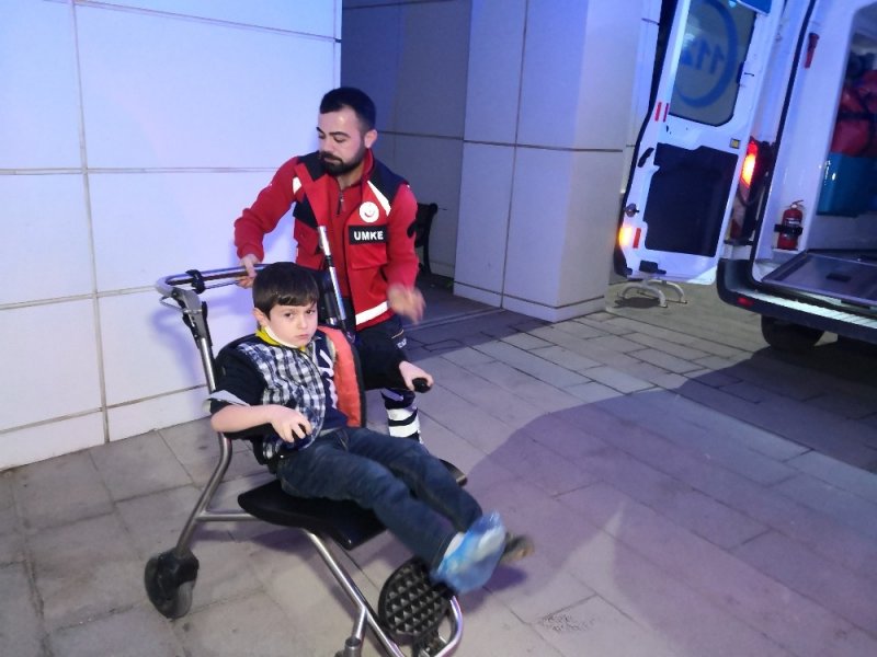 Aksaray’da Otomobil Tarlaya Uçtu: 1’i Çocuk 4 Yaralı