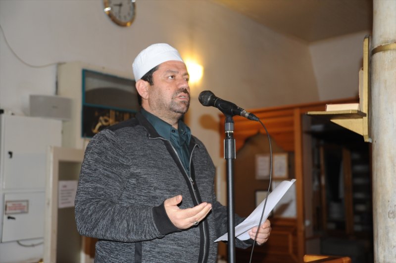 Vatandaş Camilerden Yapılan Dualara Eşlik Ediyor