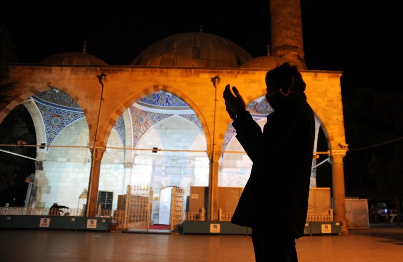 Vatandaş Camilerden Yapılan Dualara Eşlik Ediyor