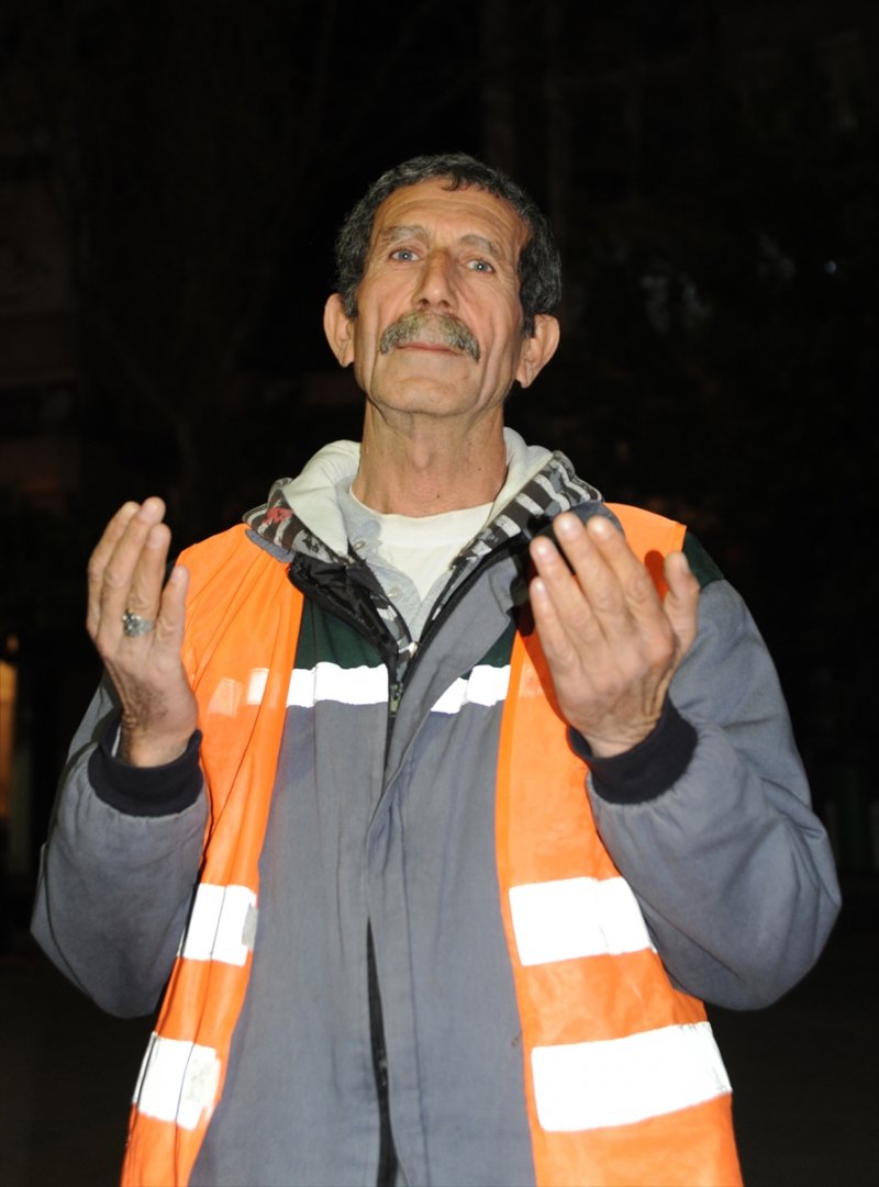 Vatandaş Camilerden Yapılan Dualara Eşlik Ediyor