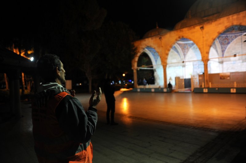 Vatandaş Camilerden Yapılan Dualara Eşlik Ediyor