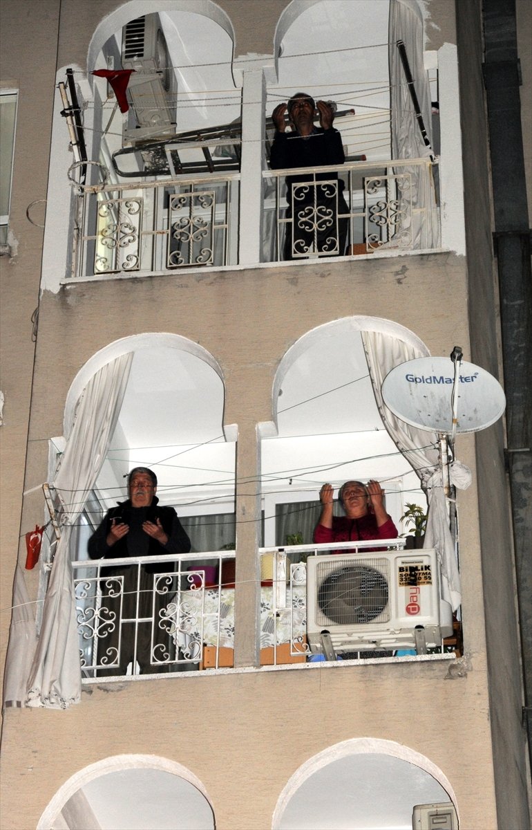 Vatandaş Camilerden Yapılan Dualara Eşlik Ediyor