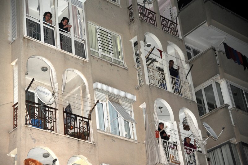 Vatandaş Camilerden Yapılan Dualara Eşlik Ediyor