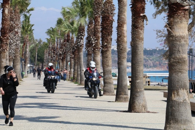 Antalya'nın Ünlü Konyaaltı Sahilinde ’Korona’ Vurdumduymazlığı
