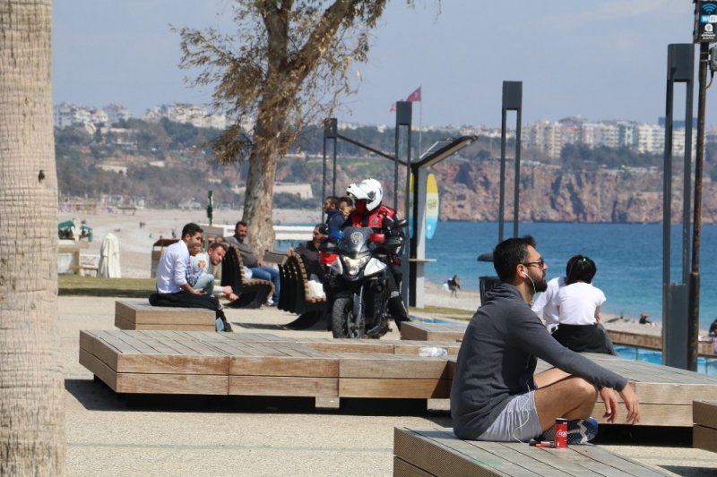 Antalya'nın Ünlü Konyaaltı Sahilinde ’Korona’ Vurdumduymazlığı