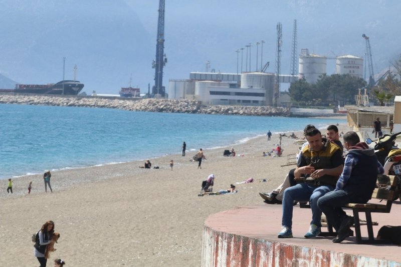 Antalya'nın Ünlü Konyaaltı Sahilinde ’Korona’ Vurdumduymazlığı