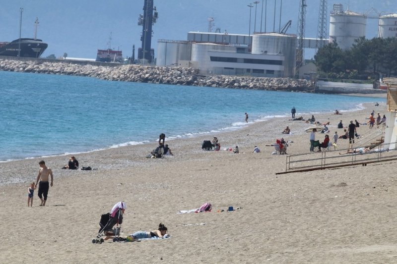 Antalya'nın Ünlü Konyaaltı Sahilinde ’Korona’ Vurdumduymazlığı