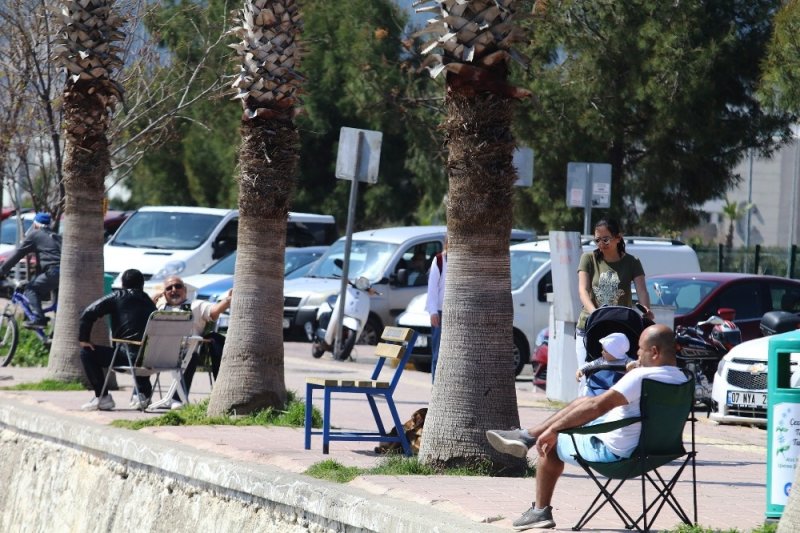 Antalya'nın Ünlü Konyaaltı Sahilinde ’Korona’ Vurdumduymazlığı