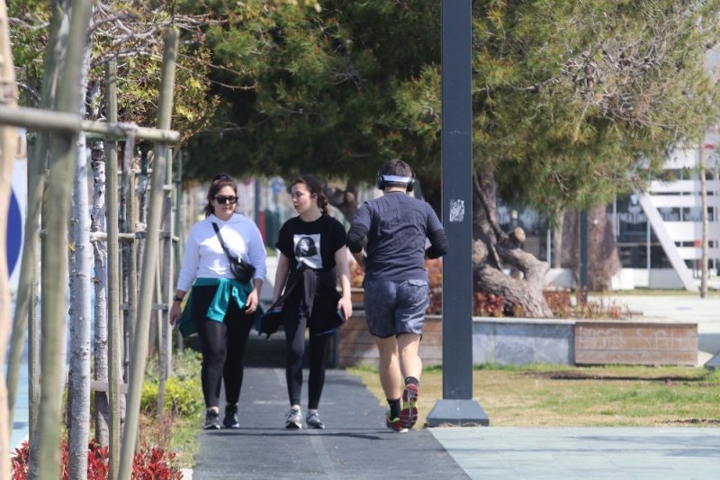 Antalya'nın Ünlü Konyaaltı Sahilinde ’Korona’ Vurdumduymazlığı