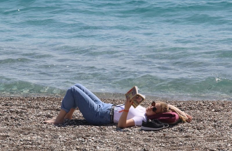 Antalya'nın Ünlü Konyaaltı Sahilinde ’Korona’ Vurdumduymazlığı