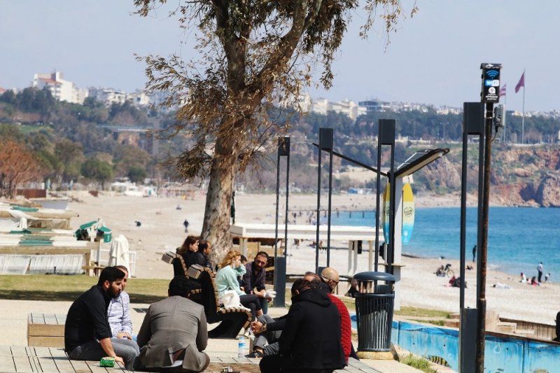 Antalya'nın Ünlü Konyaaltı Sahilinde ’Korona’ Vurdumduymazlığı