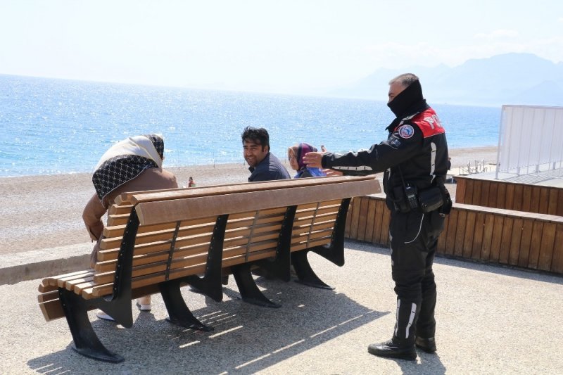 Antalya'nın Ünlü Konyaaltı Sahilinde ’Korona’ Vurdumduymazlığı