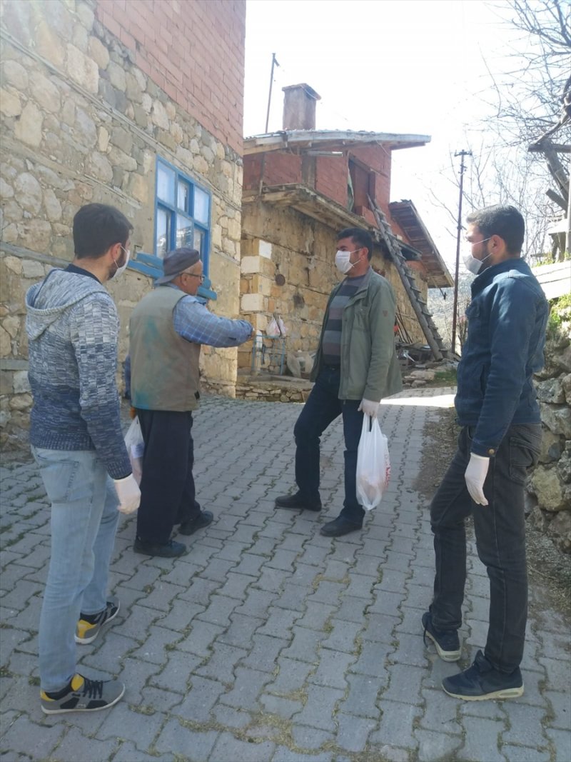 Sarıveliler'de Mahalle Muhtarı Yaşlıların İhtiyaçları İçin Destekte