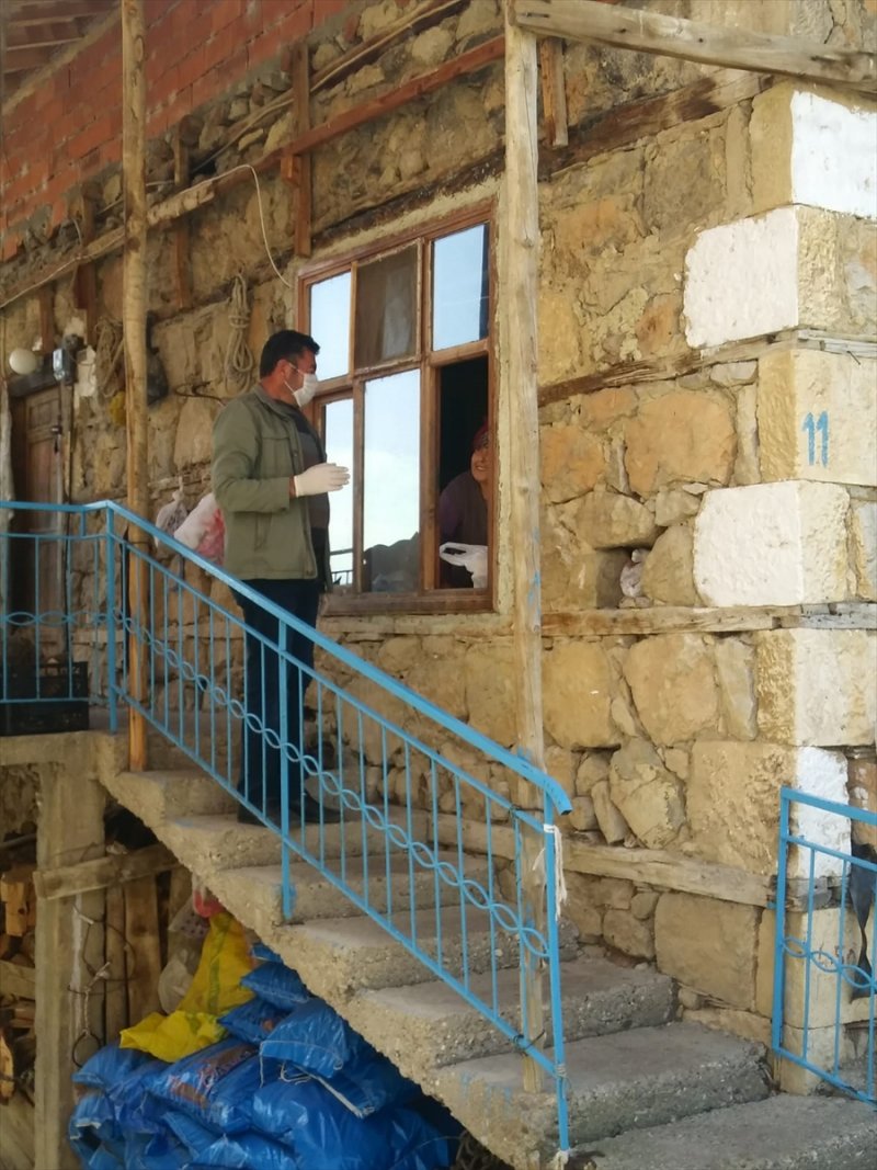 Sarıveliler'de Mahalle Muhtarı Yaşlıların İhtiyaçları İçin Destekte