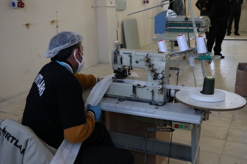 Niğde'de Mahkumların Yoğun Maske Mesaisi