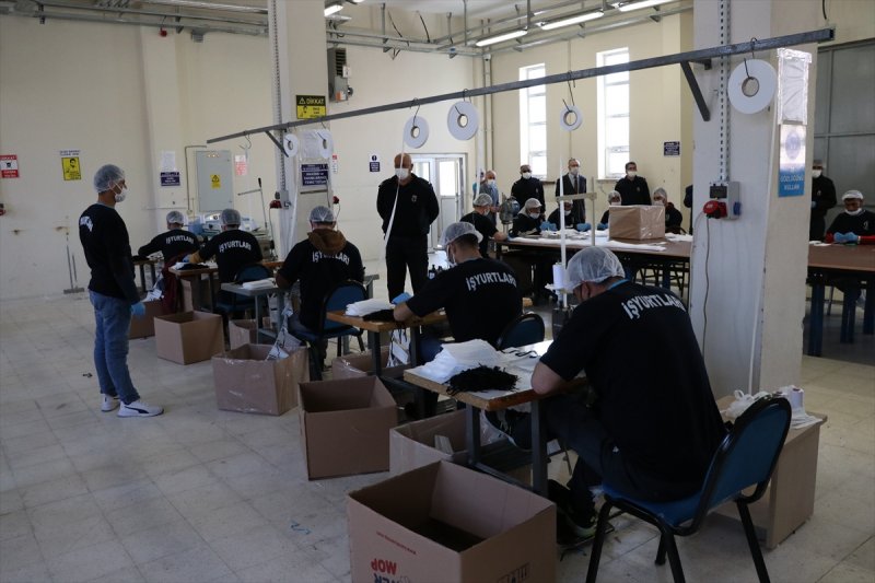 Niğde'de Mahkumların Yoğun Maske Mesaisi