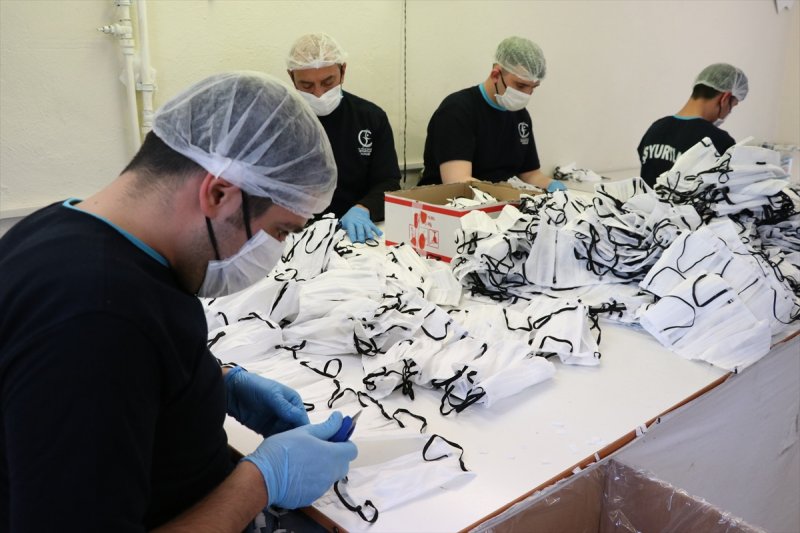 Niğde'de Mahkumların Yoğun Maske Mesaisi