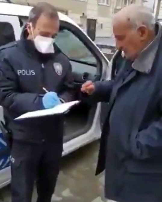 Yunak'ta Yaşlı Adamın Yardımına Polis Koştu