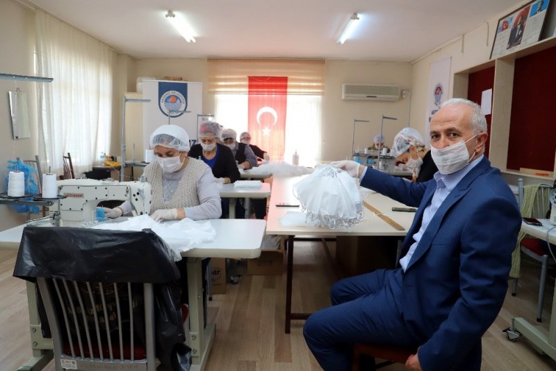 Mersin'de Kadın Kursiyerler, Günlük 5 Bin Maske Üretiyor