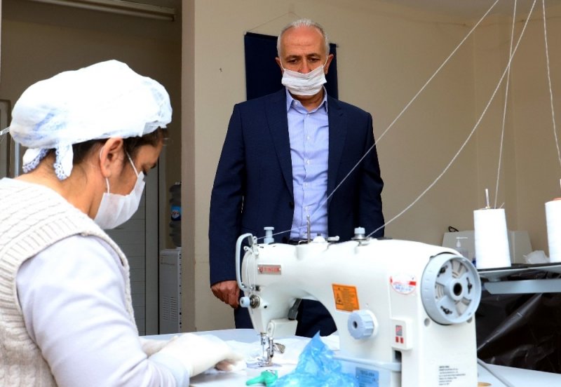 Mersin'de Kadın Kursiyerler, Günlük 5 Bin Maske Üretiyor
