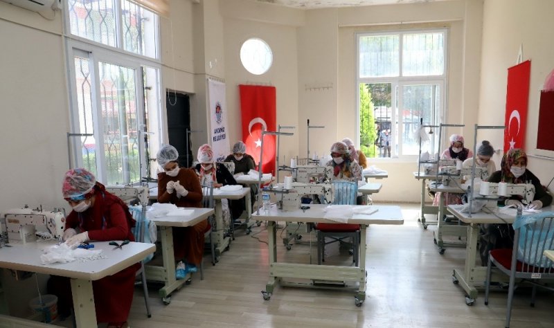 Mersin'de Kadın Kursiyerler, Günlük 5 Bin Maske Üretiyor