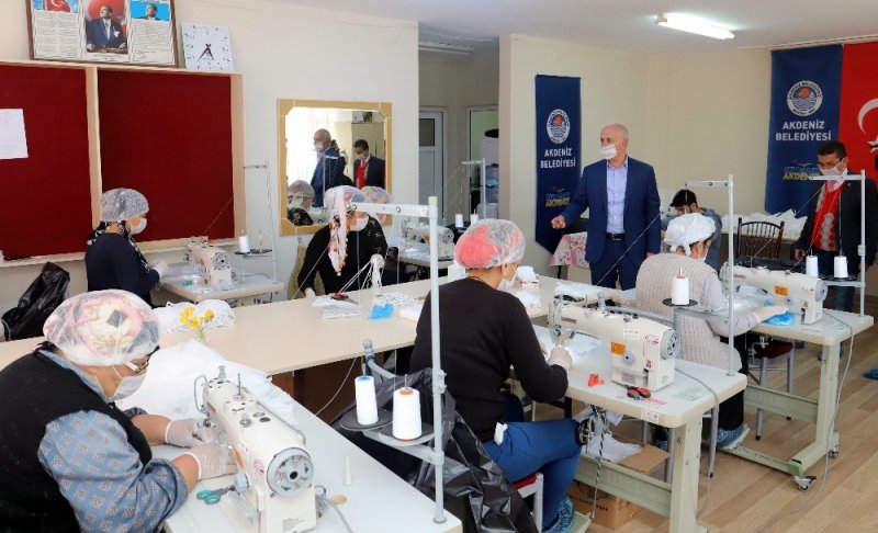 Mersin'de Kadın Kursiyerler, Günlük 5 Bin Maske Üretiyor
