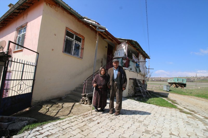 Konya'da 93 Yaşındaki Ninenin, 69 Yaşındaki Engelli Oğluyla Hayat Mücadelesi