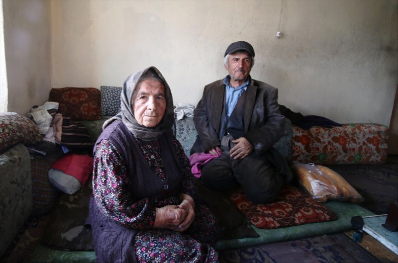 Konya'da 93 Yaşındaki Ninenin, 69 Yaşındaki Engelli Oğluyla Hayat Mücadelesi