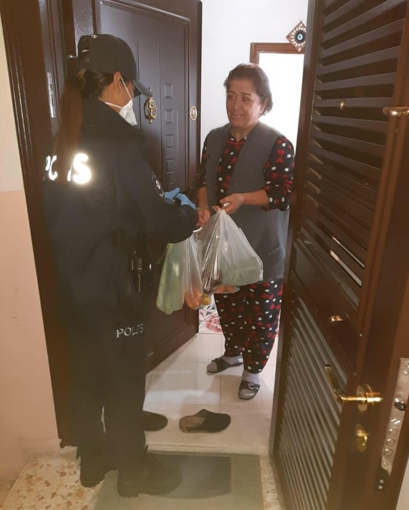 Mersin'de Evinden Çıkamayanlara Polis Desteği