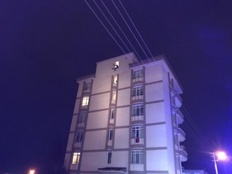 Aksaray'da İntihara Kalkışan Genç Polisi Bıçakladı