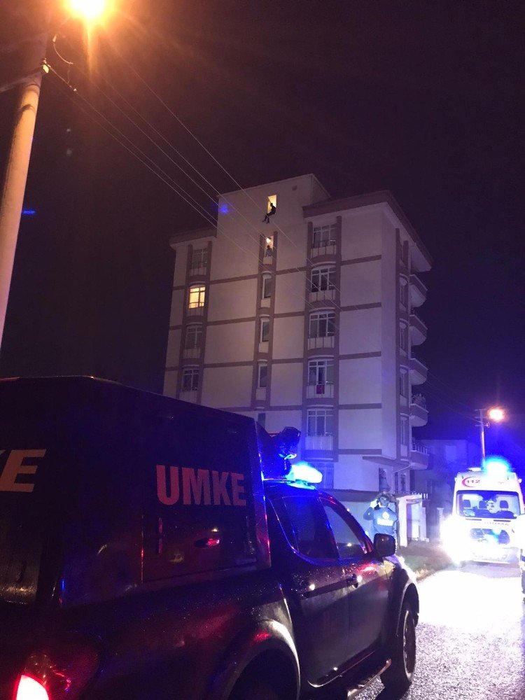 Aksaray'da İntihara Kalkışan Genç Polisi Bıçakladı