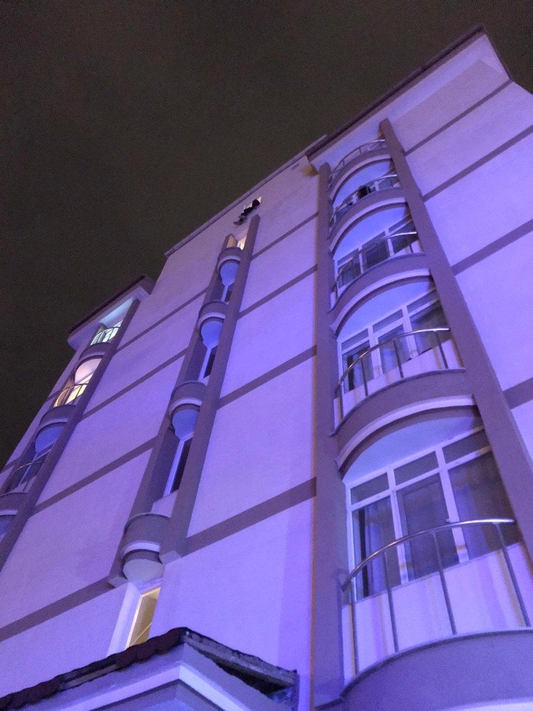 Aksaray'da İntihara Kalkışan Genç Polisi Bıçakladı