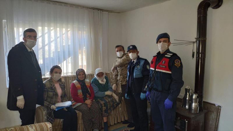 Akseki'de Evi Yanan Kadına Gıda Ve Para Yardımı