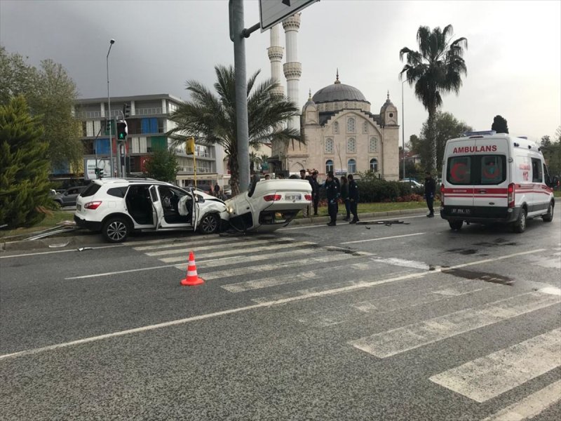Antalya'da İki Otomobil Çarpıştı: 2'si Polis, 3 Yaralı