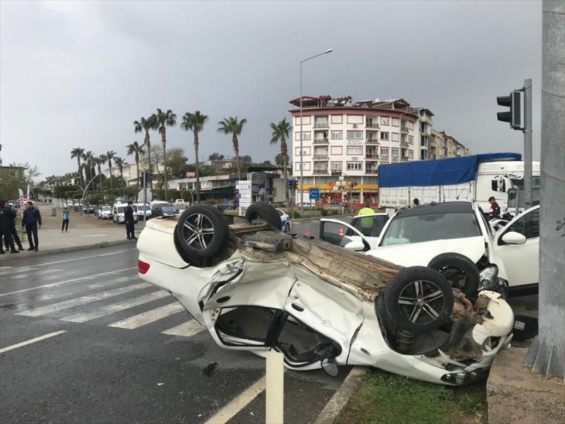 Antalya'da İki Otomobil Çarpıştı: 2'si Polis, 3 Yaralı