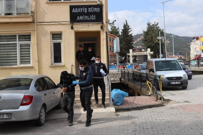 Antalya'da Hırsızlar Camiye Dadandı