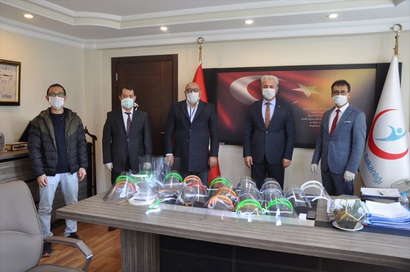 Karaman'da Okullarda Sağlık Çalışanları İçin Siperlikli Maske Üretiliyor