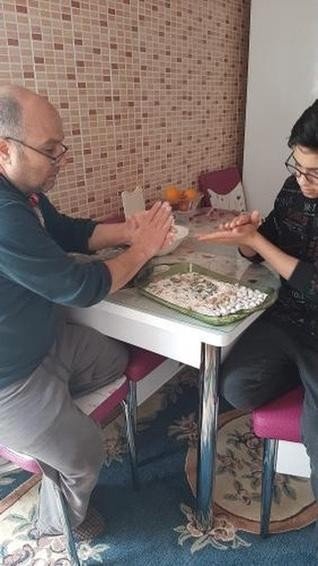 Erkekler Evlerinde Sosyal Medya Salladı