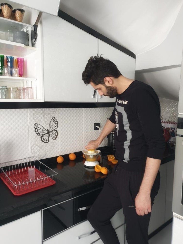 Erkekler Evlerinde Sosyal Medya Salladı