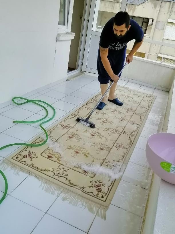 Erkekler Evlerinde Sosyal Medya Salladı