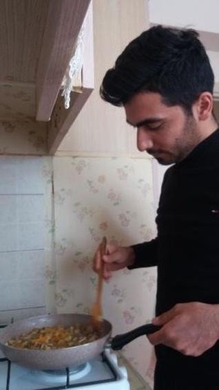 Erkekler Evlerinde Sosyal Medya Salladı