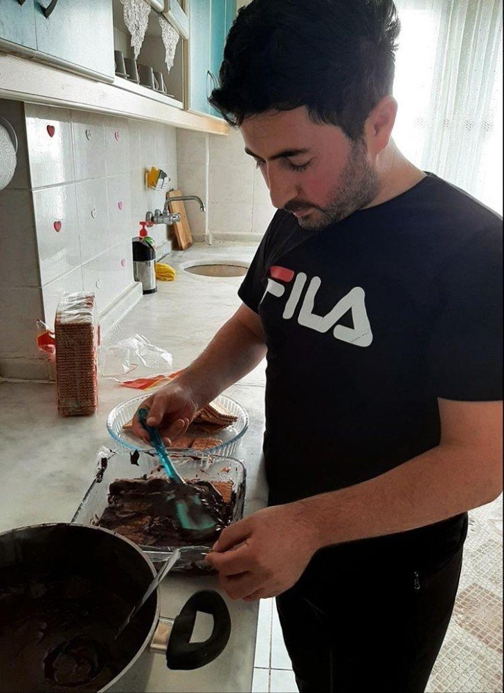 Erkekler Evlerinde Sosyal Medya Salladı