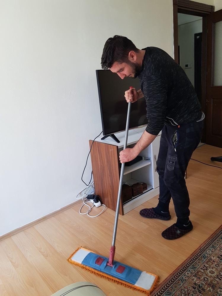 Erkekler Evlerinde Sosyal Medya Salladı