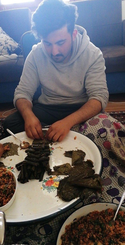 Erkekler Evlerinde Sosyal Medya Salladı