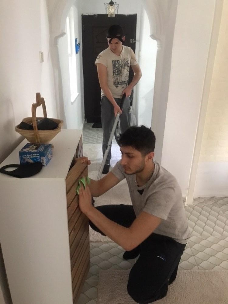 Erkekler Evlerinde Sosyal Medya Salladı